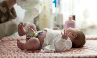 快速换尿片技巧（如何快速给宝宝换尿片）