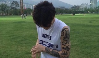 脸大脖子短的男生穿衣搭配技巧（脸大脖子短适合穿什么衣服）