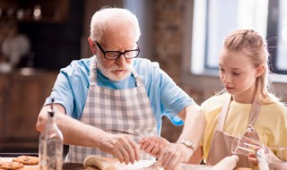 如何教育孩子感恩（如何教育孩子感恩父母,聪明父母都这么做）
