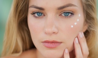 如何快速去除眼部细纹 如何快速去除眼部细纹的方法