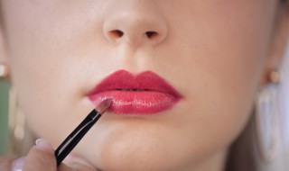 如何区分唇膏和唇釉（如何区分唇膏和唇釉和唇膏）