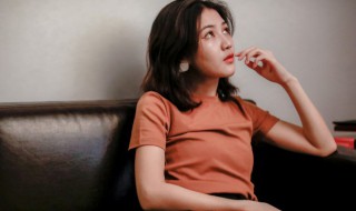 红色T恤搭配什么颜色的裤子更好看 红色体恤衫配什么裤子