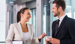 追女孩子日常聊天技巧（追女生必备的聊天技巧）