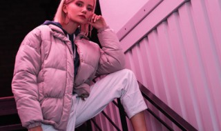 羽绒服用什么洗最好（羽绒服用什么洗最好最健康）