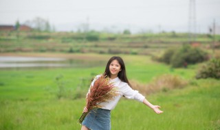 白色配什么颜色最显气质（白色配什么颜色最显气质图片）