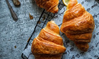 怎么做牛角面包的做法（怎么做牛角面包的做法窍门）