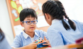 魔方应该怎么拼 魔方应该怎么拼回去?