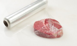 防止保鲜膜卷边的窍门（用保鲜膜怎么才能不卷边）