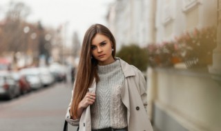 短款风衣搭配什么下装好看(短款风衣搭配什么下装好看男)