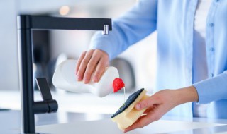 羽绒服洗不掉的污渍怎么补救 羽绒服的污渍洗不掉怎么办