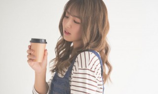 风衣和衬衣怎么搭配女（风衣配什么内衬）