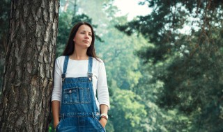 吊带牛仔裤怎么搭配 吊带牛仔裤怎么搭配上衣