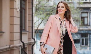 短款风衣外套怎么搭配好看 短款风衣外套怎么搭配好看女