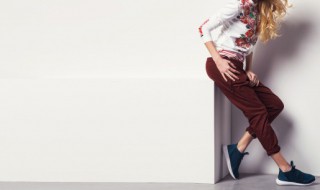 黑色运动鞋配什么裤子好看（黑色运动鞋配什么裤子好看图片）