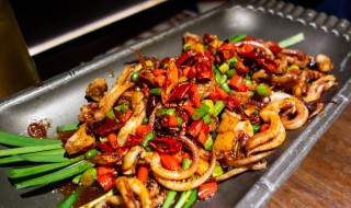 油爆鱿鱼的做法（油爆鱿鱼的做法大全）