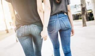 蓝色上衣搭什么颜色裤子好看 蓝色上衣配什么颜色的裤子比较好看