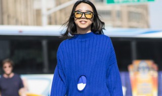 蓝色毛衣适合搭配什么裤子（蓝色毛衣适合搭配什么裤子图片）