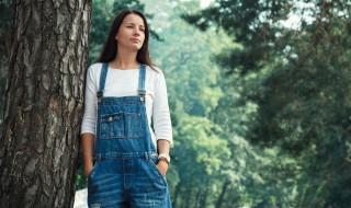 连体吊带裤怎么搭配才好看（连体吊带裤怎么搭配才好看女）