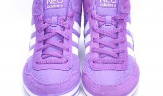 紫色鞋子怎么搭配衣服好看（紫色鞋子怎么搭配衣服好看女）