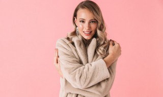 羊羔绒外套适合搭配什么样的裤子（羊羔绒外套适合搭配什么样的裤子男）