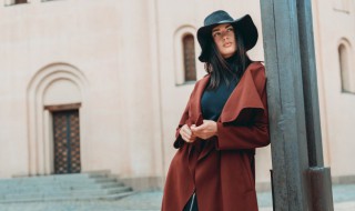 雪纺连衣裙适合搭配什么外套 雪纺连衣裙搭配什么外套好看