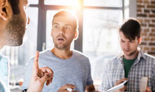 难过用英语怎么说（他不难过用英语怎么说）