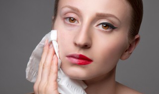 脸颊红红的是怎么回事（脸颊红红的是怎么回事啊）