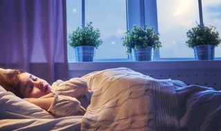 女人梦见在水里游泳（女人梦见在水里游泳逃亡）