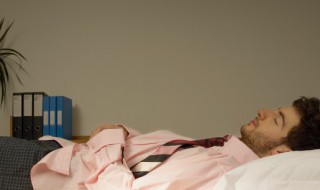 梦见屋子漏雨怎么回事（梦见屋子漏雨怎么回事满屋水）