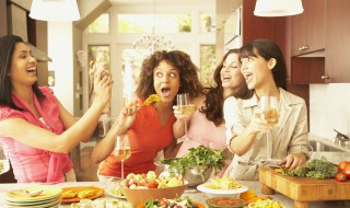 梦见和朋友一起喝酒（梦见和朋友一起喝酒是什么意思）