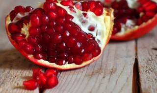 干了的石榴汁怎么洗掉 干了的石榴汁怎么洗掉变成蓝色