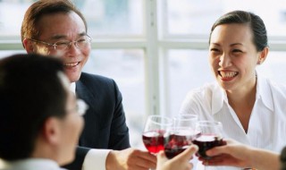 梦见坐席吃饭人很多 梦见坐席吃饭人很多但自己没吃