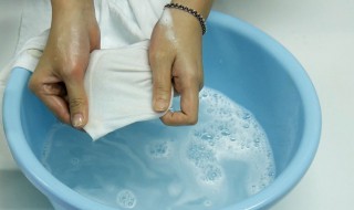 纯棉衣服上的油渍怎么洗掉 黑色纯棉衣服上的油渍怎么洗掉