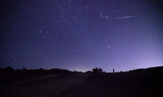 双子座在天空哪个位置（双子座在星空的哪个位置）