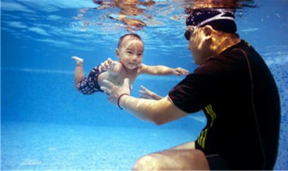 亲子游泳怎么做（亲子游泳怎么做教案）