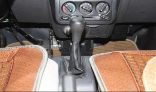 五菱荣光手刹盖怎么拆（五菱荣光手刹盖怎么拆下来）