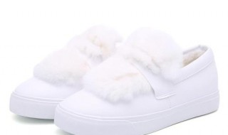 白色毛毛鞋怎么搭 白色毛毛鞋怎么搭配衣服