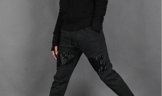 深色牛仔裤配什么上衣男（深色牛仔裤搭配什么上衣男）