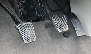 手动挡车离合加速怎么区分（手动挡汽车提速慢跟离合器有关系吗）