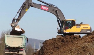 挖掘机怎么刷坡（挖掘机怎么刷坡视频）