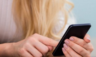 手机掉水里去了开机闪屏（手机掉水里一直闪屏怎么回事）