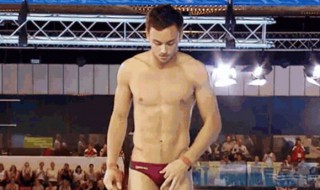 为什么跳水运动员要穿三角泳裤 为什么跳水运动员要穿三角泳裤跳舞