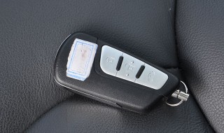 一汽奔腾B50车钥匙怎么换电池（一汽奔腾b50车钥匙如何换电池）