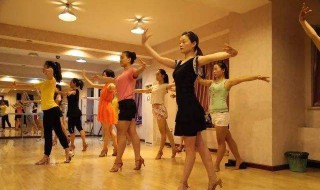 怎样摆胯初学舞步（怎样跳摆胯舞）