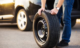 轮胎侧面划伤多深要换（SUV轮胎侧面划伤多深要换）