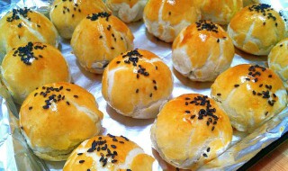 肉松蛋黄酥的做法 肉松蛋黄酥的做法视频