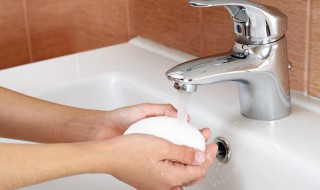 抹肥皂洗手坚持法（用肥皂水洗手）