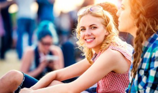 形容姑娘脸红的句子（形容姑娘脸红的句子有哪些）