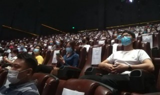 描写观众看电影的句子（描述看电影的句子）