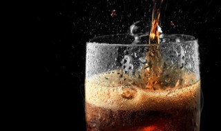 可乐里溶解了大量的什么气体 像可乐那样将气体溶解在水中的物质有